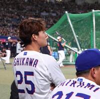 フリー打撃する大谷を見る石川昂