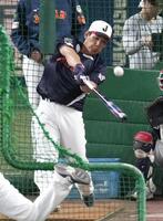 　打撃練習する吉田