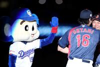 試合前セレモニーで大谷（右）にハイタッチを要求するも、スルーされるドアラ（撮影・伊藤笙子）