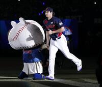 　壮行試合の選手紹介で駆け出す大谷