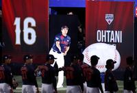 グラウンドに登場する大谷