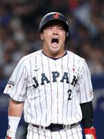 １回、背中に死球を受け、絶叫する牧（撮影・伊藤笙子）