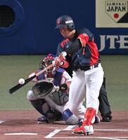 １回、先制ソロを放つ牧（撮影・飯室逸平）