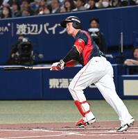 １回、左翼席に先制ソロを放つ牧