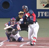 ２回、左越えに勝ち越しソロを放つ森下（撮影・飯室逸平）