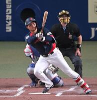 ２回、勝ち越しソロを放つ森下（撮影・飯室逸平）