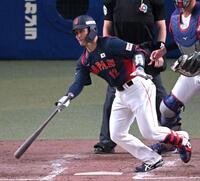 ５回、同点適時打を放つ坂本（撮影・飯室逸平）