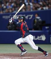 ５回、中前へ適時打を放つ小園（撮影・伊藤笙子）