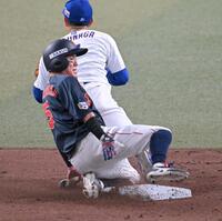 ５回、二塁に滑り込む牧原大（撮影・飯室逸平）