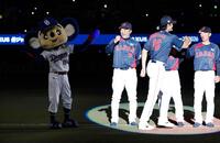 壮行試合のセレモニーに登場した中日のマスコット「ドアラ」。大谷（16）とタッチを交わそうとしたが、スルーされてしまった