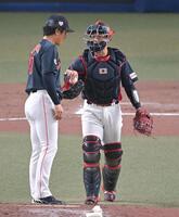 ６回、マウンドに出向き北山に声をかける坂本（撮影・飯室逸平）