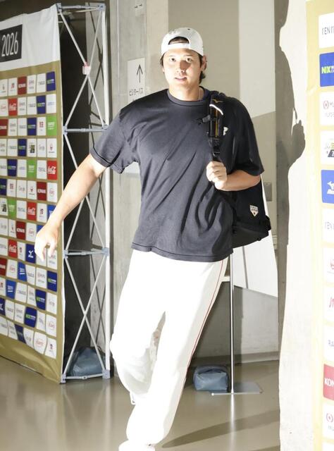 侍 大谷＆吉田＆鈴木が球場一番乗り　大谷は白パン＆黒Ｔのさわやかスタイル　土曜日で球場周辺はファンでごった返す