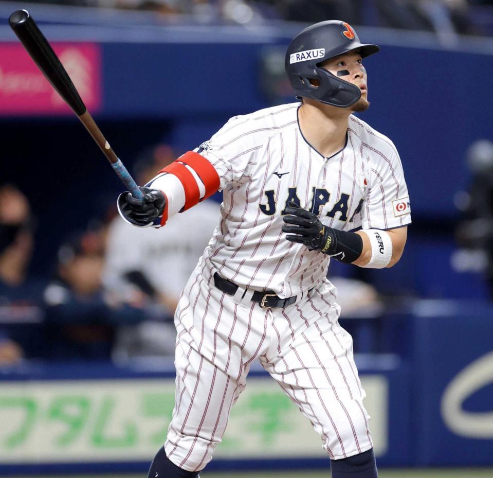 １回、先制３ランを放つ佐藤輝（撮影・西岡正）