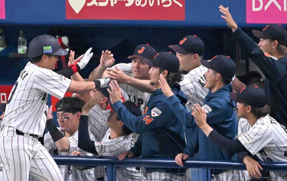 ２回、佐々木を迎える大谷ら侍ジャパンナイン