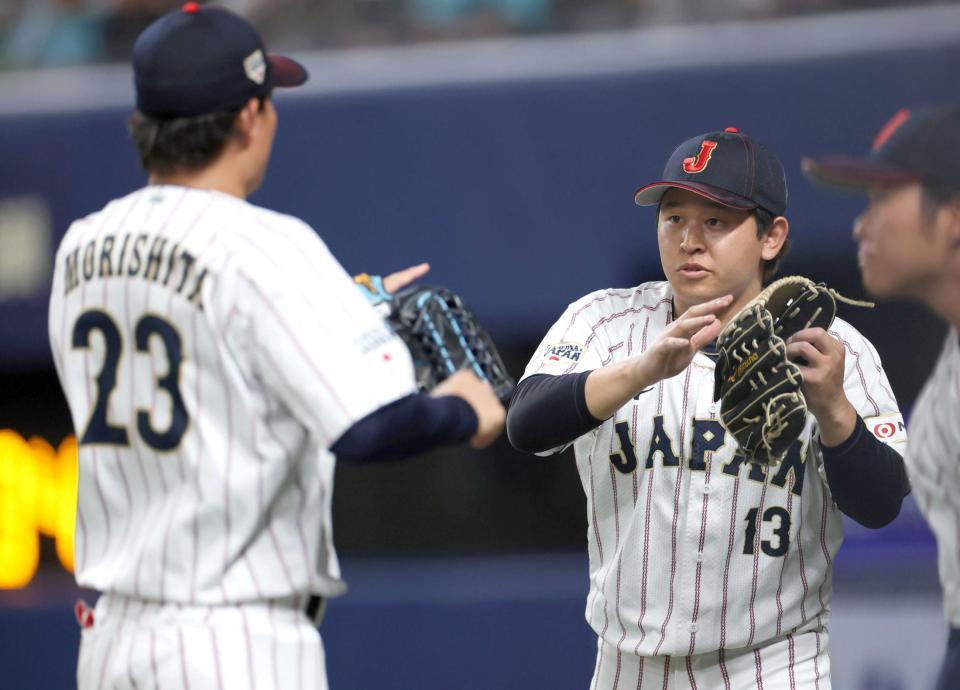 　２回を抑え、森下（左）を迎える宮城（撮影・伊藤笙子）