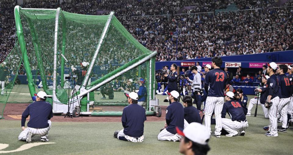 　大谷翔平の打撃練習を見守るＷＢＣ日本代表のチームメートやファンら＝27日