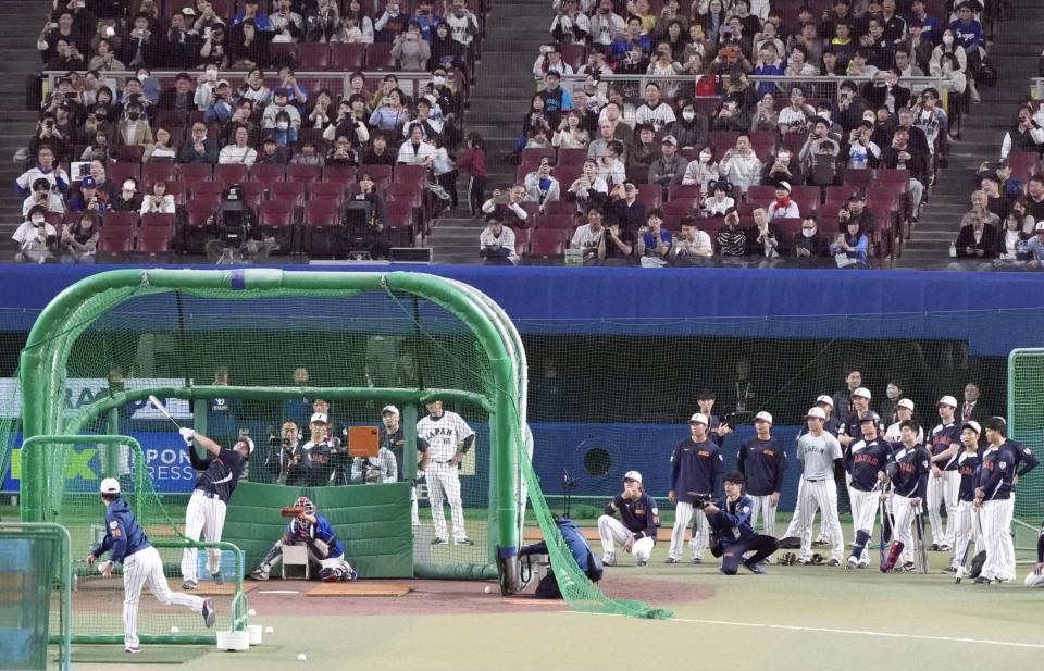 　ＷＢＣ日本代表のチームメートやファンが見つめる中、打撃練習する大谷翔平（左）＝27日