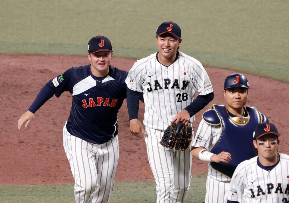 中日に勝利し、笑顔を見せる高橋宏（右）と牧＝２７日