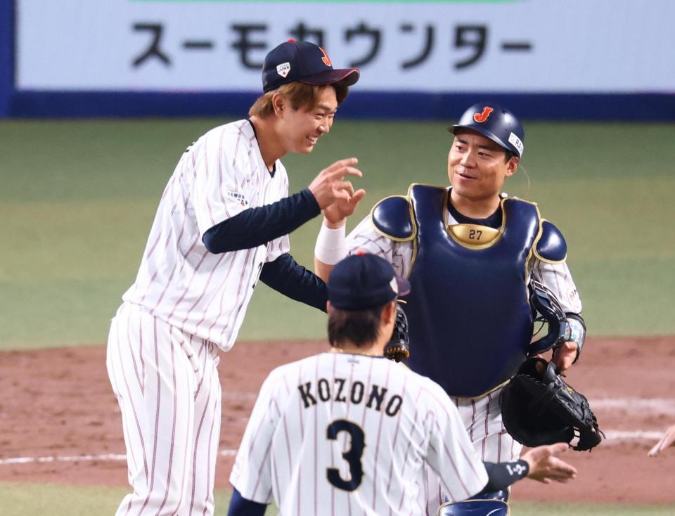 ９回表途中に緊急登板し、試合を締めて笑顔を見せる高橋宏。右は捕手中村悠＝２７日