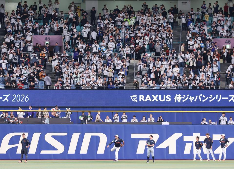 大谷（中央下）のキャッチボールを見守る、大勢のファン＝バンテリンドームナゴヤ