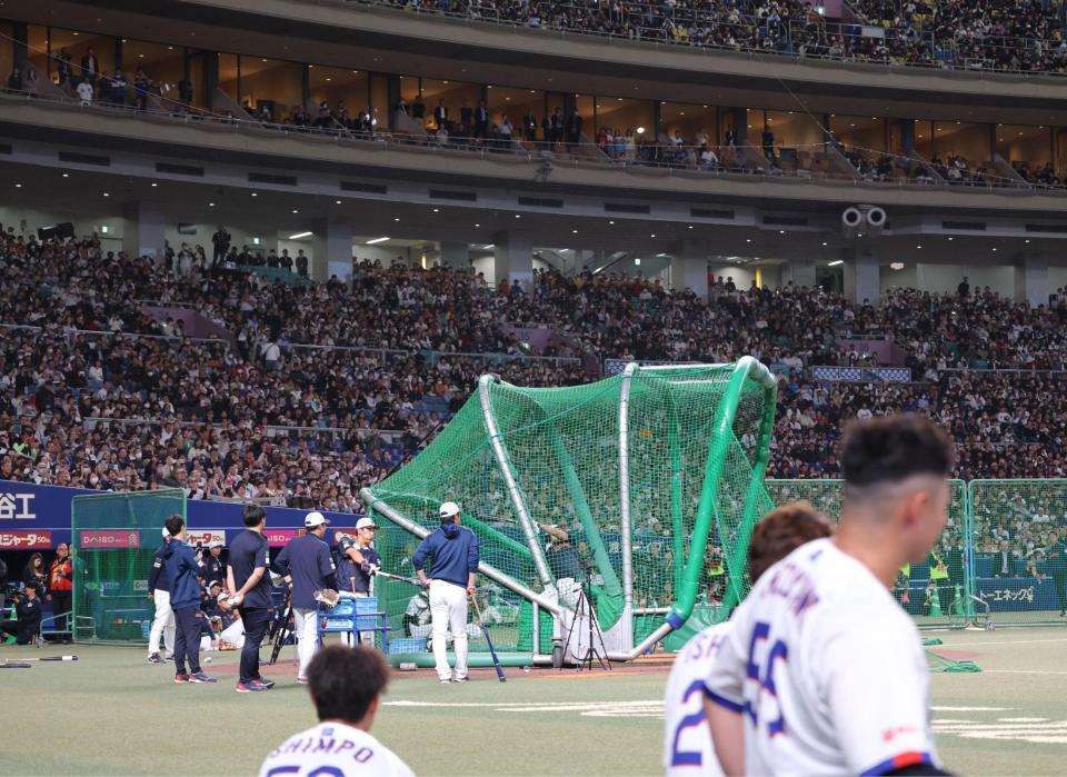 ファンの注目する中、フリー打撃する大谷（撮影・西岡正）