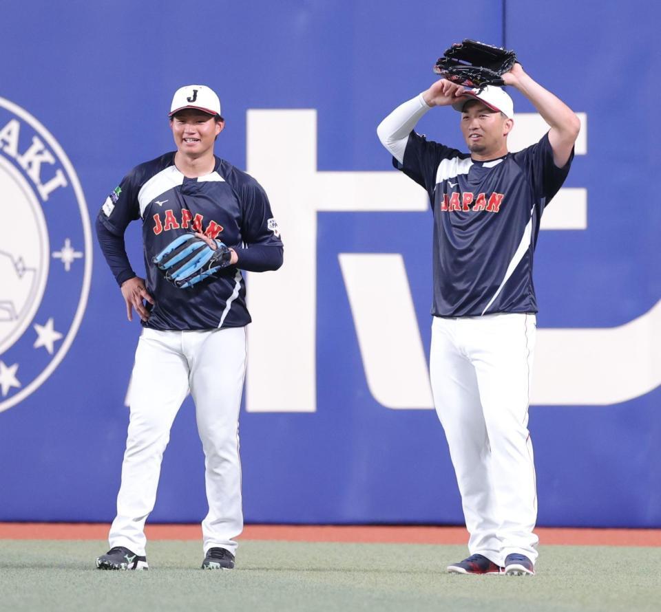 ライトで鈴木（右）と話す森下（撮影・西岡正）