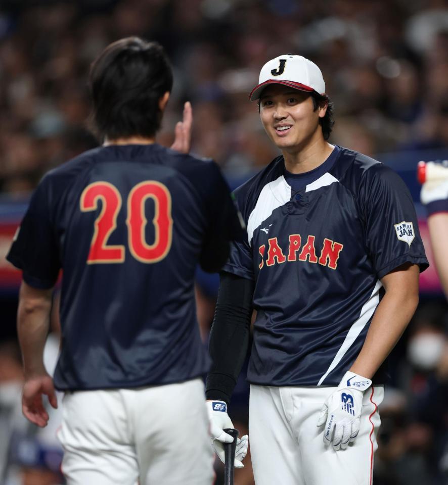 打撃練習中、周東（手前）と話す大谷（撮影・伊藤笙子）