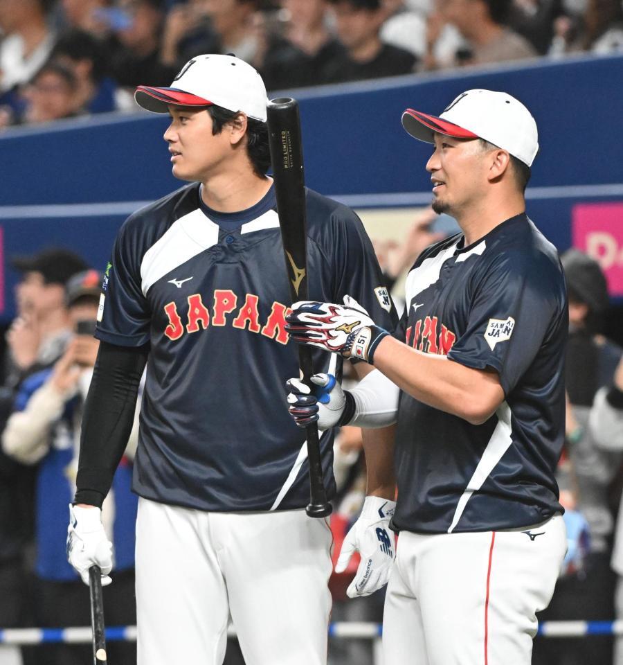 打撃練習を待つ鈴木（右）と大谷