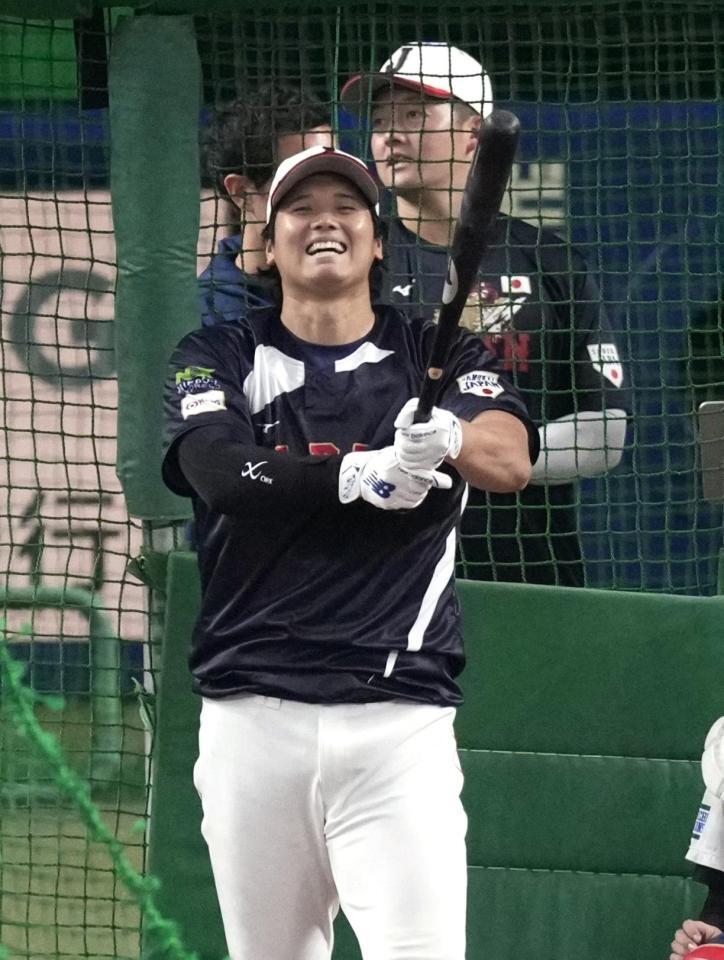 　打撃練習中に笑顔を見せる大谷