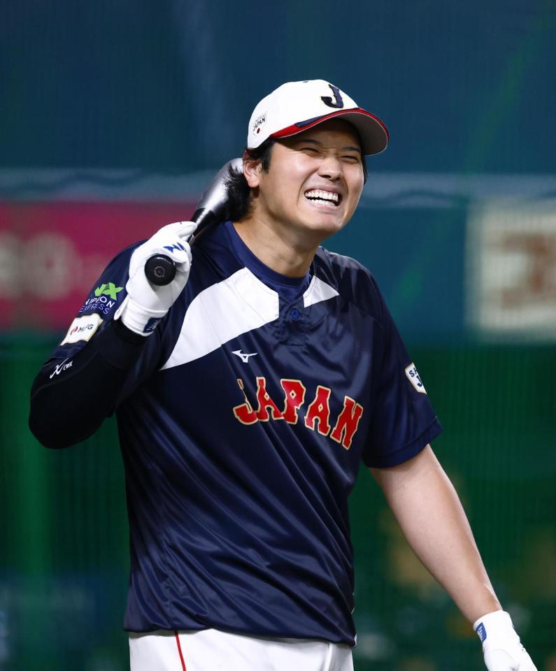 　打撃練習中に笑顔を見せる大谷