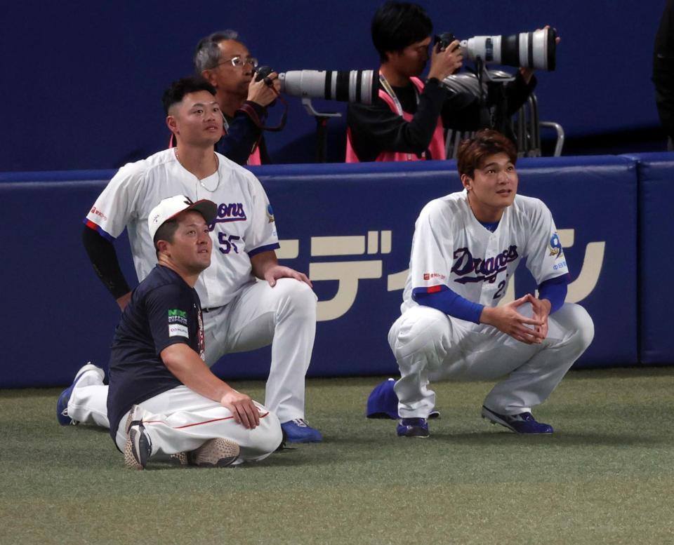 大谷の打撃練習を見る（左から）牧、細川、石川昂