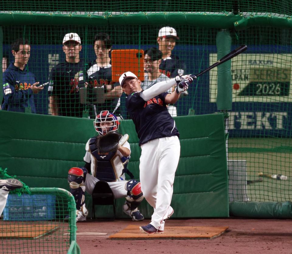 フリー打撃する鈴木