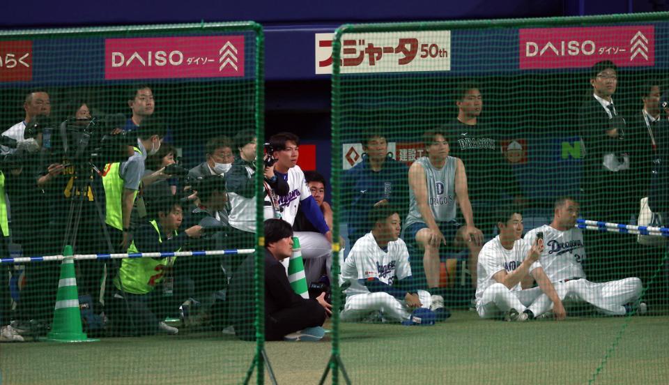 大谷の打撃練習を見る中日ナインら