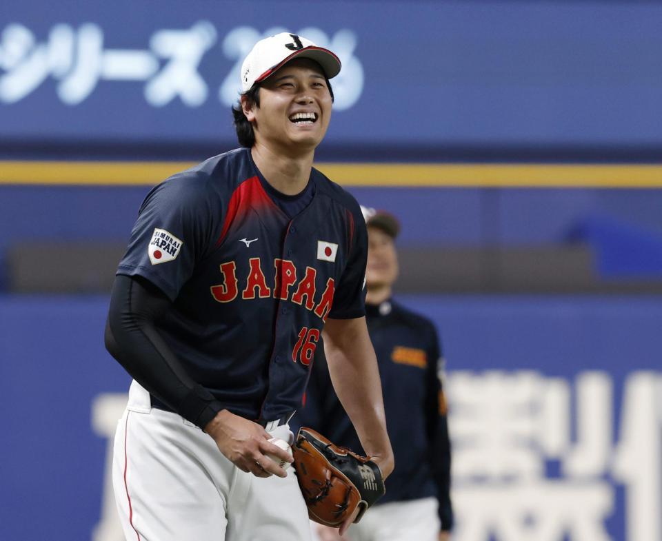 　キャッチボール中、笑顔を見せる大谷