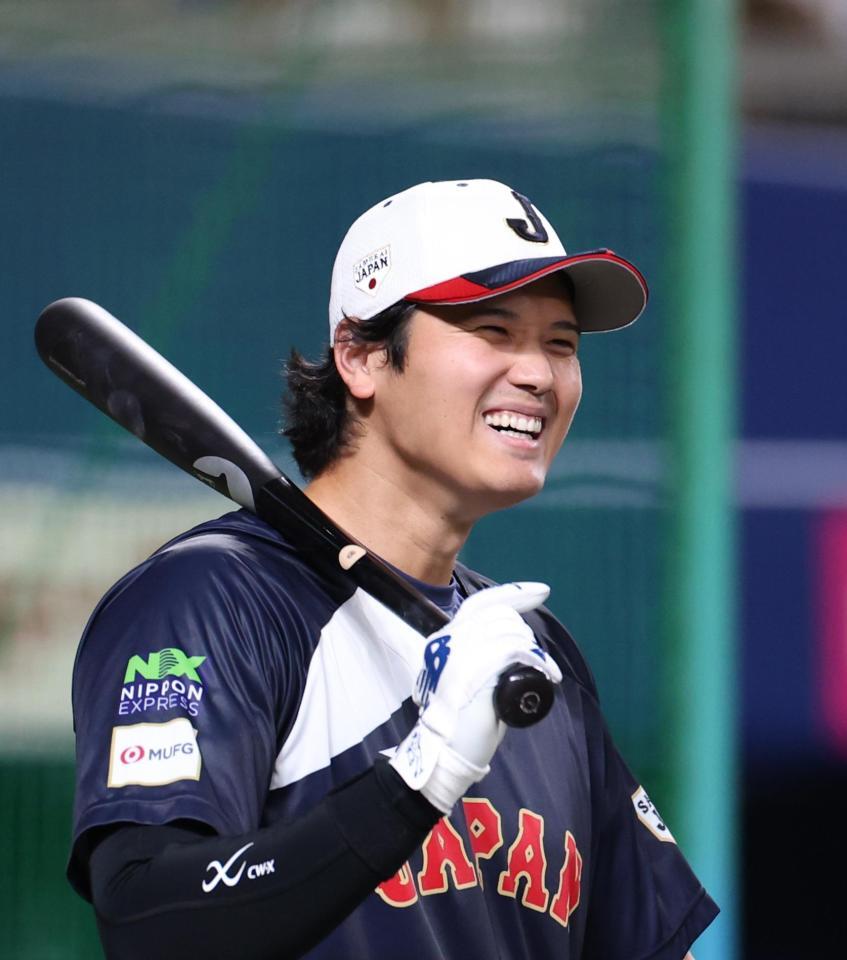 フリー打撃の合間に笑顔を見せる大谷