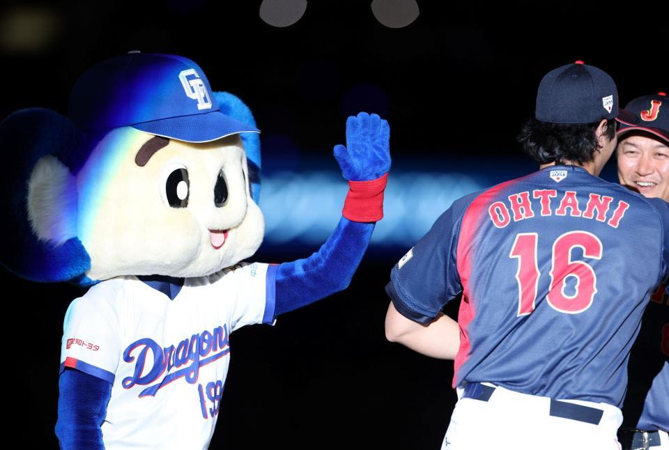 試合前セレモニーで大谷（右）にハイタッチを要求するも、スルーされるドアラ（撮影・伊藤笙子）