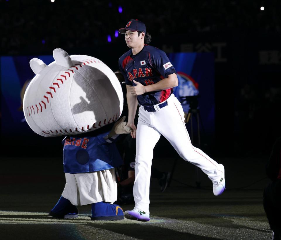 　壮行試合の選手紹介で駆け出す大谷