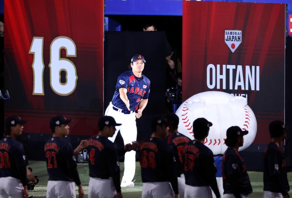 グラウンドに登場する大谷