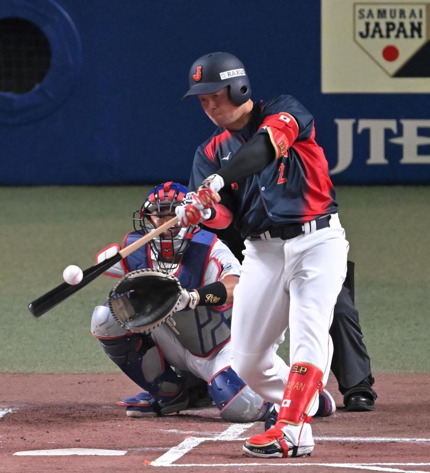 １回、先制ソロを放つ牧（撮影・飯室逸平）