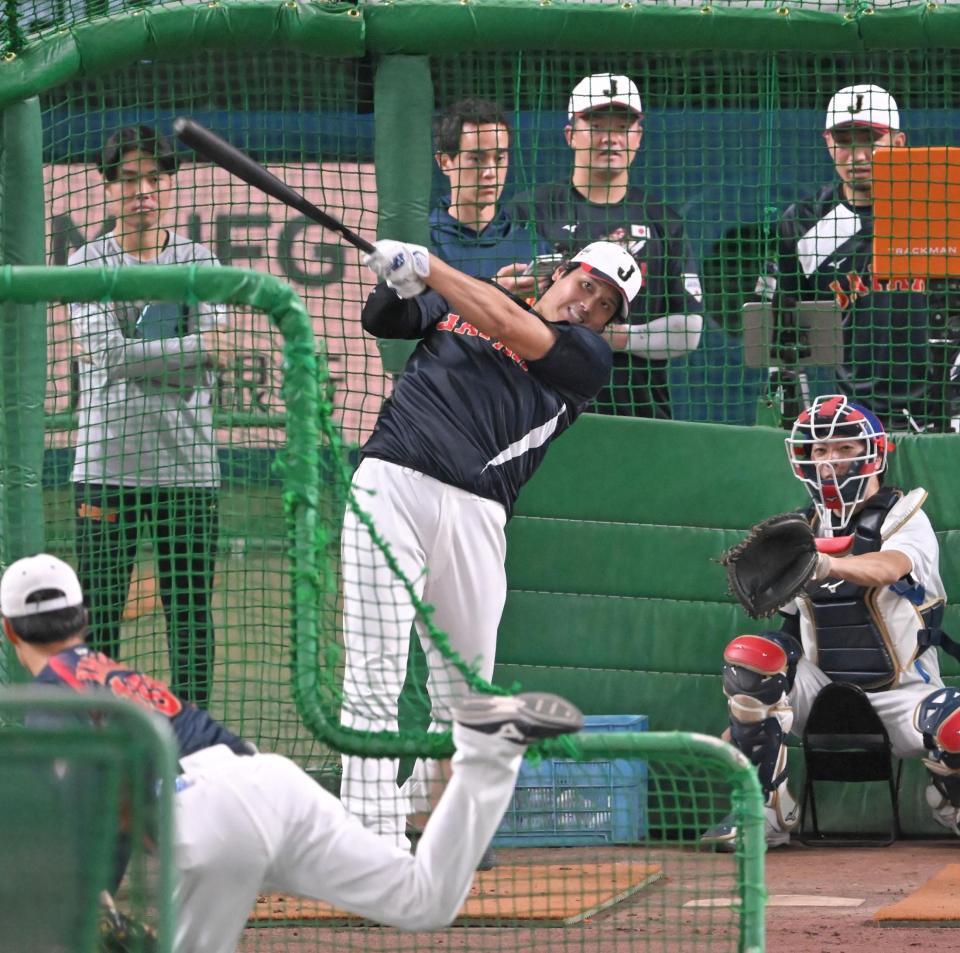 打撃練習する大谷（撮影・飯室逸平）