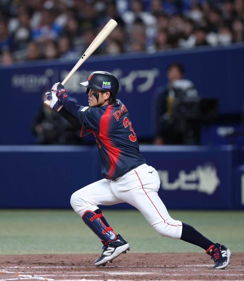 ５回、中前へ適時打を放つ小園（撮影・伊藤笙子）