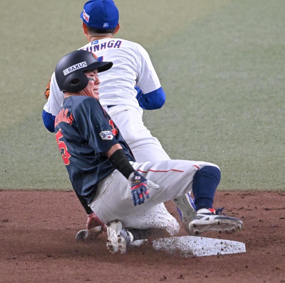 ５回、二塁に滑り込む牧原大（撮影・飯室逸平）