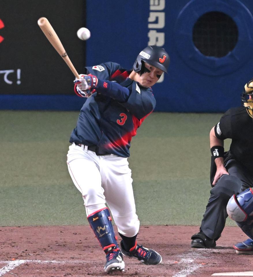 ５回、勝ち越し打を放つ小園（撮影・飯室逸平）