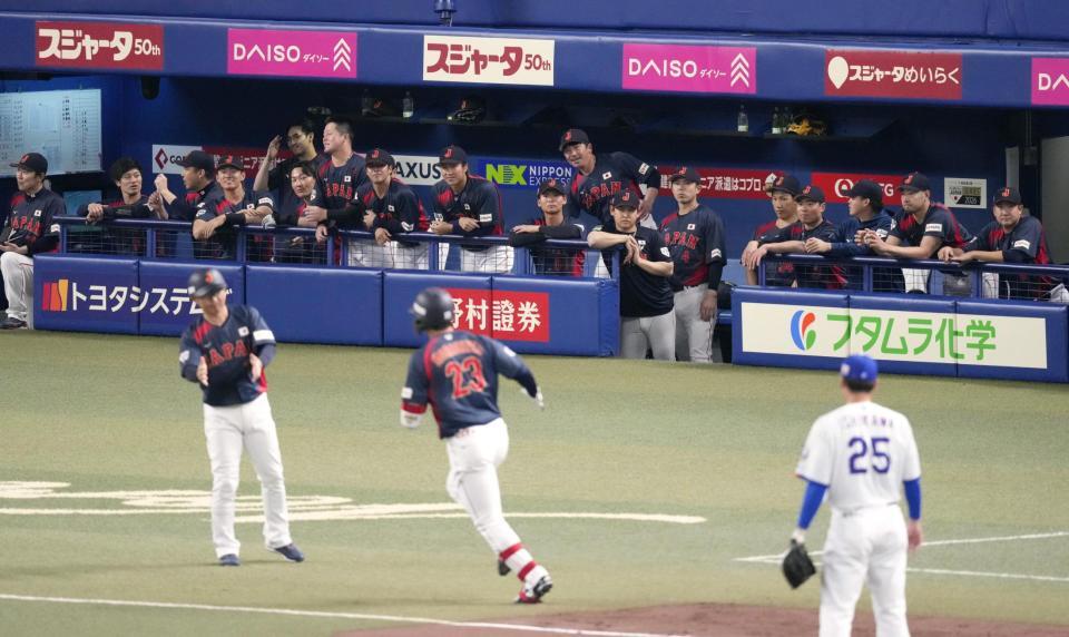 　２回、本塁打を放った森下（23）をベンチから見つめる日本代表の選手たち