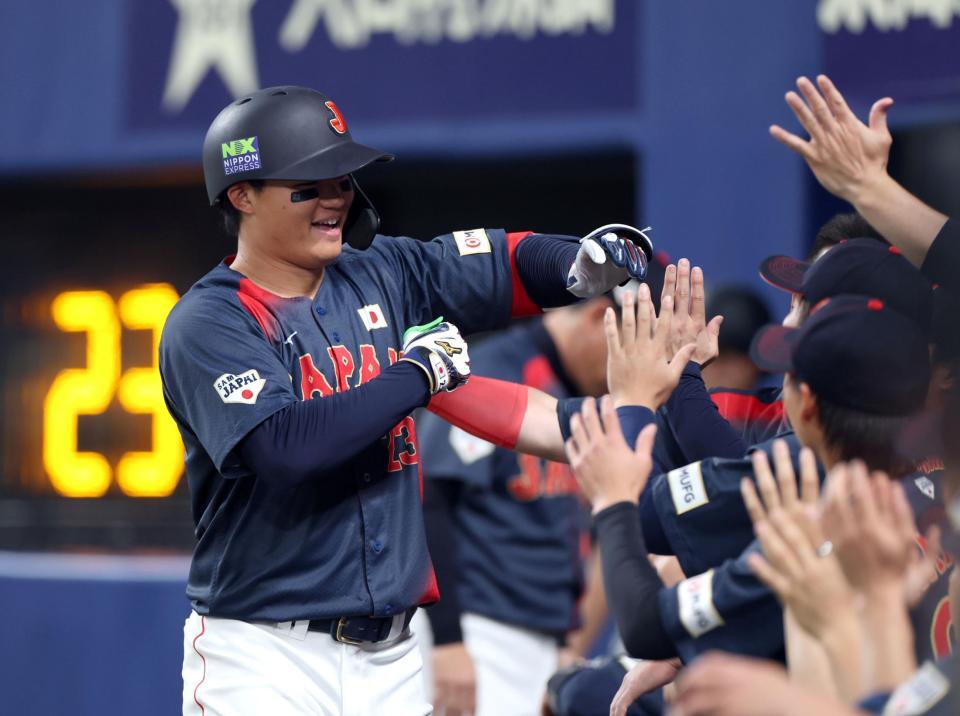 ２回、左越えソロを放ち、ナインに迎えられる森下（撮影・伊藤笙子）