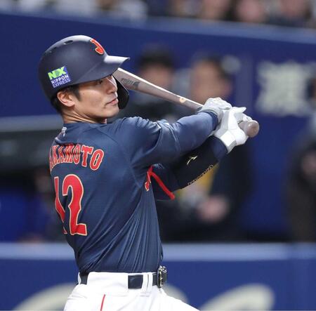 侍ジャパン・坂本が技あり適時打！佐藤輝＆森下に負けじと存在感　エンドラン決めた五回同点タイムリー