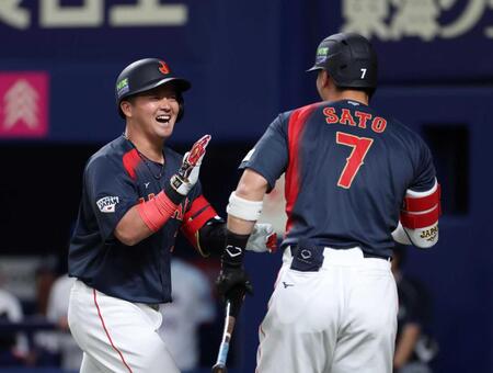 　１回、ソロを放ち佐藤輝（右）に迎えられる牧（撮影・伊藤笙子）