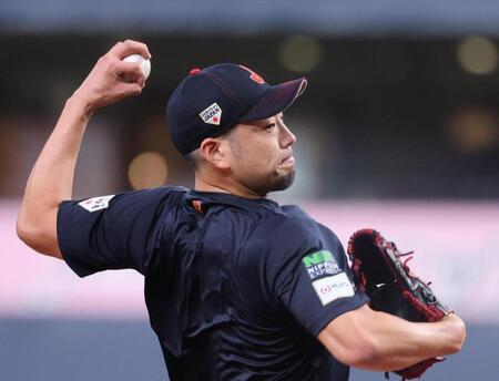 マウンドでシャドーピッチングする菊池