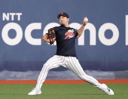 キャッチボールをする菊池（撮影・中田匡峻）