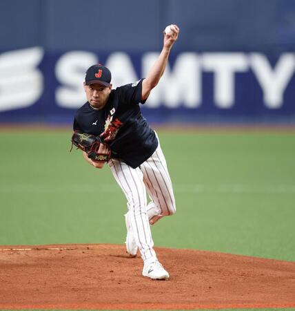 マウンドの感触を確かめる菊池（撮影・中田匡峻）